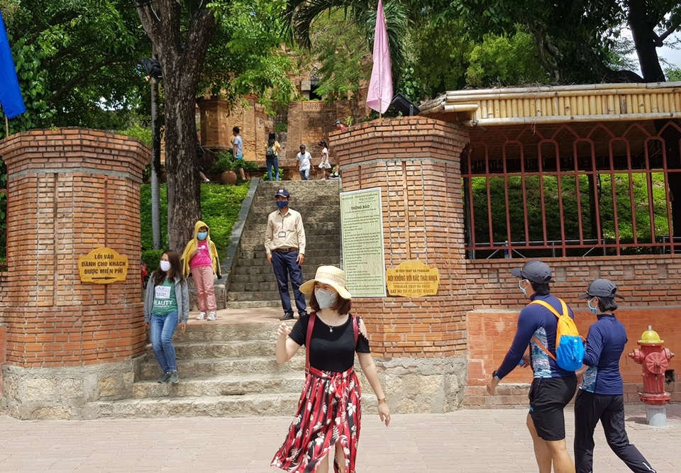 Nha Trang: Khách sạn, nhà hàng vẫn đóng cửa, trầm lắng trong dịp lễ 30/4 - 11 Nha Trang: Khách sạn, nhà hàng vẫn đóng cửa, trầm lắng trong dịp lễ 30/4 - 11