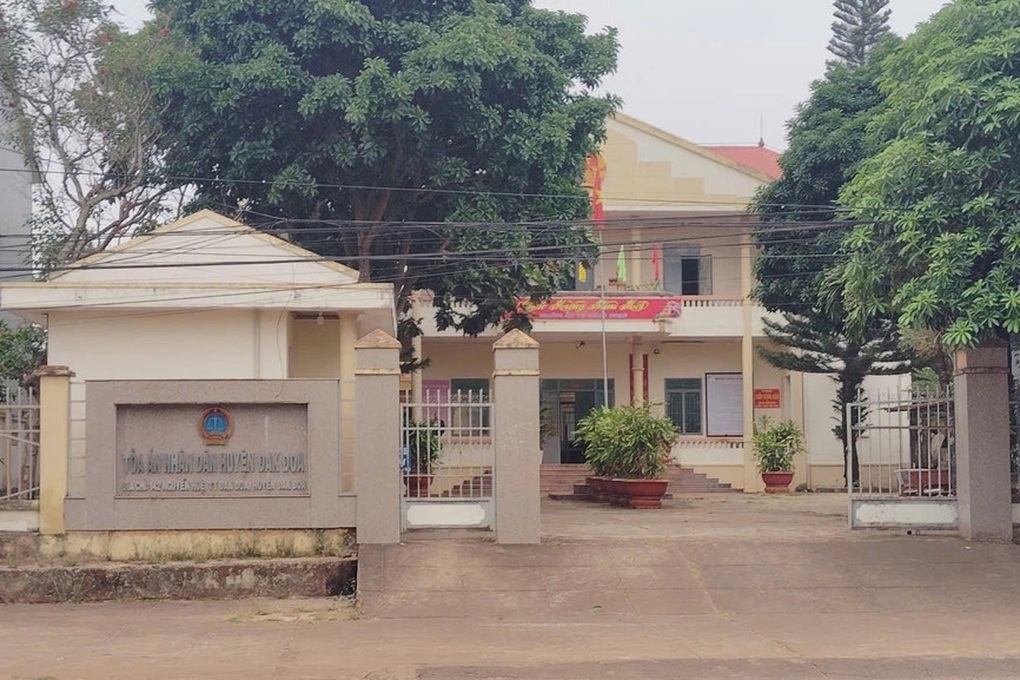 Khám xét phòng làm việc của cựu Chánh án tòa án huyện Đăk Đoa - 1 Khám xét phòng làm việc của cựu Chánh án tòa án huyện Đăk Đoa - 1