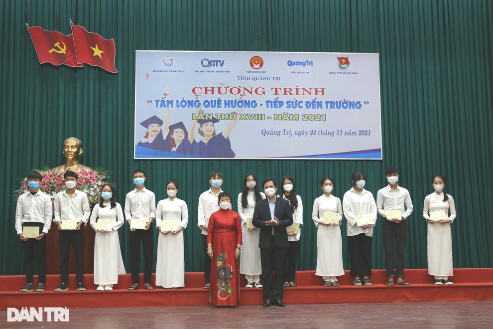 Tân sinh viên khó khăn được tiếp sức đến giảng đường - 1 Tân sinh viên khó khăn được tiếp sức đến giảng đường - 1
