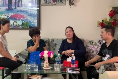 Nghệ sĩ Hồng Vân, Minh Nhí xúc động khi trao tiền cho gia đình nghệ sĩ Anh Vũ