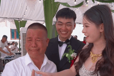Ông bố ở Bắc Ninh khóc như mưa tiễn con gái về nhà chồng chỉ cách 6km