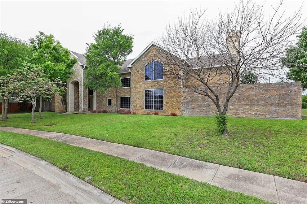 Kỳ lạ ngôi nhà được rao giá một triệu USD không phòng ngủ, cửa sổ - 1