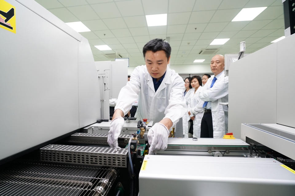 Đưa vào vận hành nhà máy công nghệ cao SMT đầu tiên ở miền Trung - 3 Đưa vào vận hành nhà máy công nghệ cao SMT đầu tiên ở miền Trung - 3