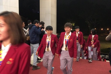 Huấn luyện viên, các cầu thủ 2 đội tuyển bóng đá nam, nữ vào phòng khánh tiết của Chính phủ