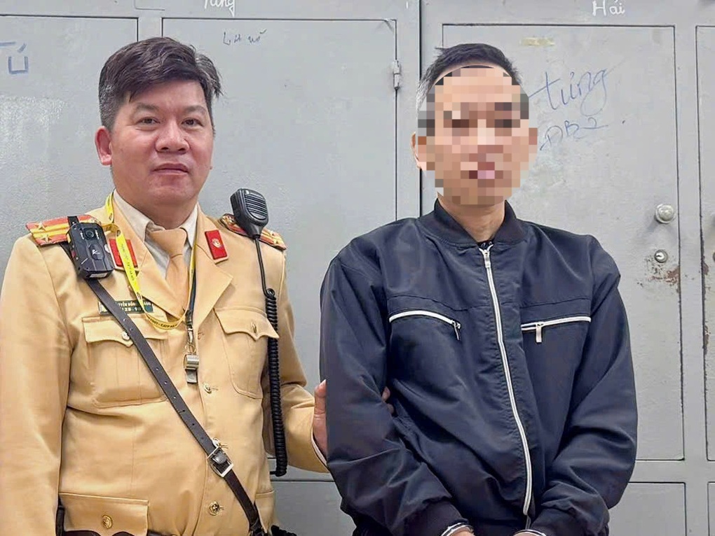 CSGT và người dân bắt cướp trên phố Hà Nội - 1 CSGT và người dân bắt cướp trên phố Hà Nội - 1