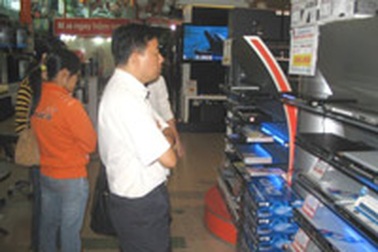 TPHCM: Hàng điện tử vào mùa giảm giá sớm