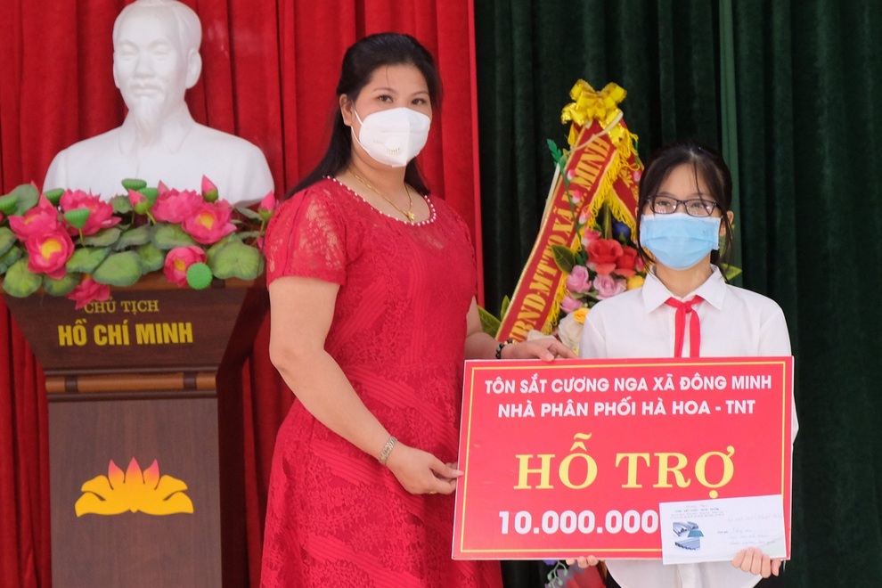 Bạn đọc Dân trí giúp đỡ nữ sinh mồ côi khuyết tật hàng trăm triệu đồng - 6 Bạn đọc Dân trí giúp đỡ nữ sinh mồ côi khuyết tật hàng trăm triệu đồng - 6