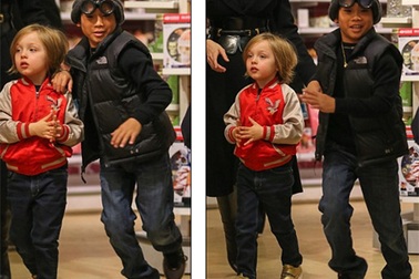 Pax Thiên được mẹ Jolie đưa đi mua đồ chơi