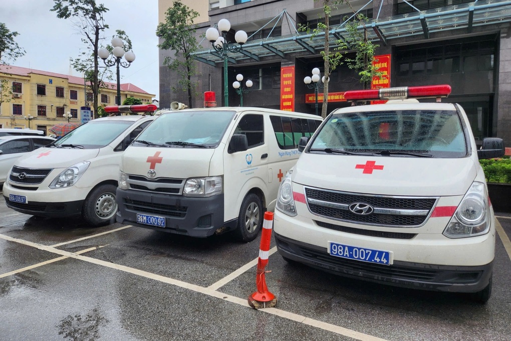 Vụ tài xế xe cấp cứu thu 21 triệu đồng: Sa thải lái xe và một điều dưỡng - 1