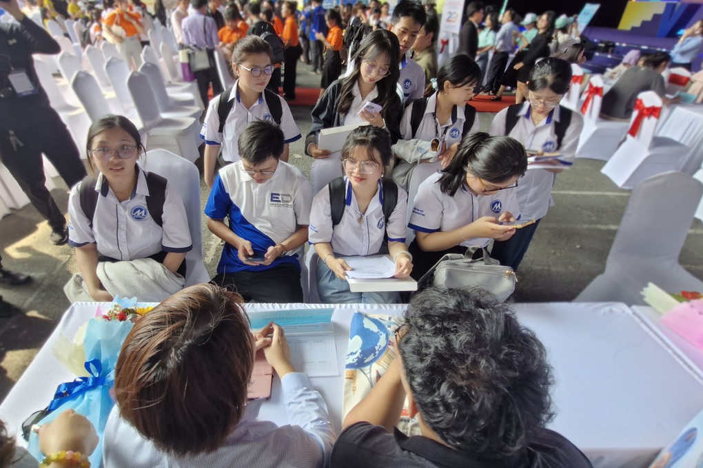 Sinh viên đi làm thêm có được trường hoàn trả tiền BHYT đã đóng? - 1 Sinh viên đi làm thêm có được trường hoàn trả tiền BHYT đã đóng? - 1