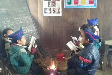 Học sinh Huồi Cọ đốt lửa sưởi ấm học bài trong lớp