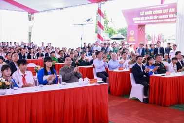 Học sinh ngồi hàng ghế đầu, cạnh Thủ tướng tại lễ khởi công trường nội trú