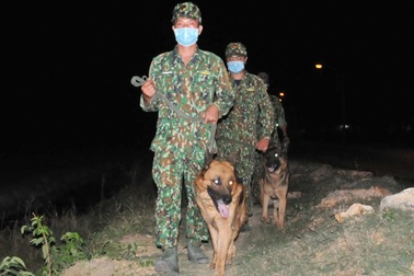 Xuyên đêm ở "điểm nóng" ngăn dịch Covid-19 từ bên ngoài vào Việt Nam