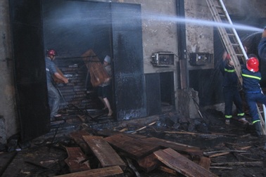 Phát hoảng vì lò sấy gỗ không hoạt động bỗng bốc khói nghi ngút