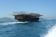 Tàu cá chìm trên biển khi chạy bão, 12 ngư dân mất tích