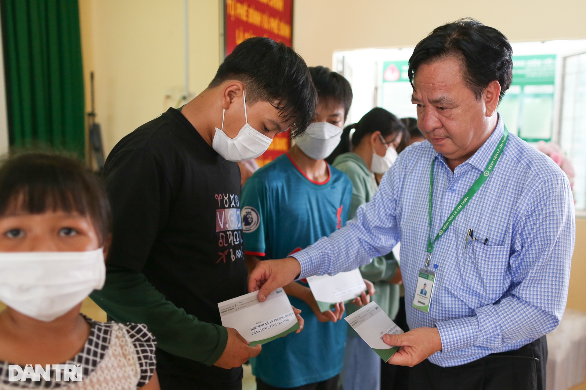 Người dân Trà Vinh được khám bệnh miễn phí, nhận học bổng từ báo Dân trí - 9 Người dân Trà Vinh được khám bệnh miễn phí, nhận học bổng từ báo Dân trí - 9