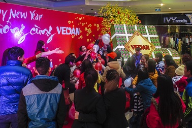 Thần tài nhảy Gangnam Style đại náo sự kiện Tết Vedan