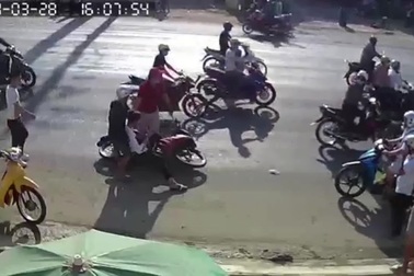 Quăng xe giữa đường lao vào hỗn chiến, một người bị đánh gục tại chỗ