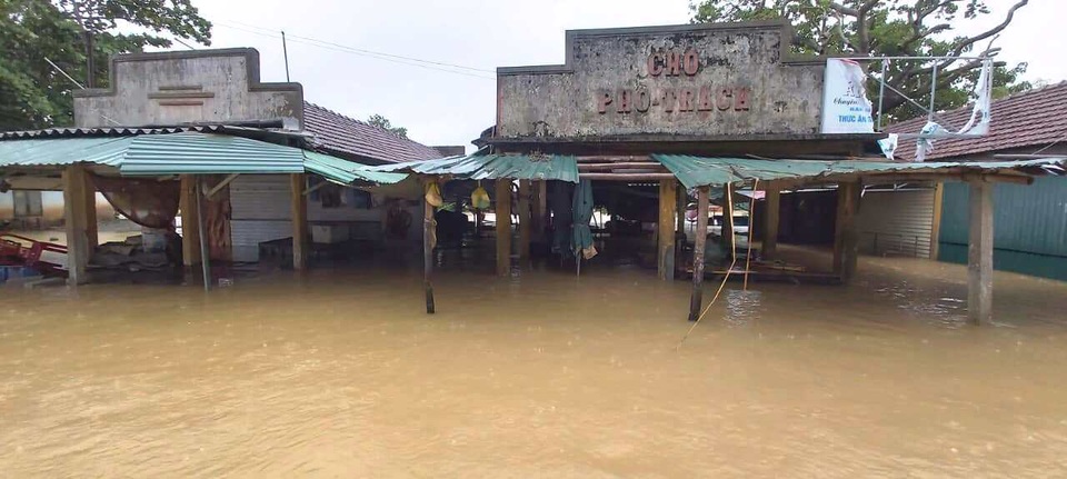 “Rốn” lũ Phong Điền nước dâng nhanh, ngập đến nửa nhà dân - 20 “Rốn” lũ Phong Điền nước dâng nhanh, ngập đến nửa nhà dân - 20