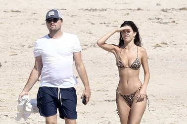Leonardo DiCaprio lộ bụng phệ bên bạn gái kém 22 tuổi