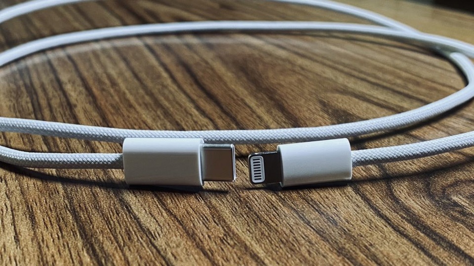 Cận cảnh phụ kiện duy nhất đi kèm iPhone 12 - 2 Cận cảnh phụ kiện duy nhất đi kèm iPhone 12 - 2
