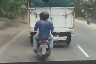 Màn trộm đồ từ xe tải đang chạy như phim hành động