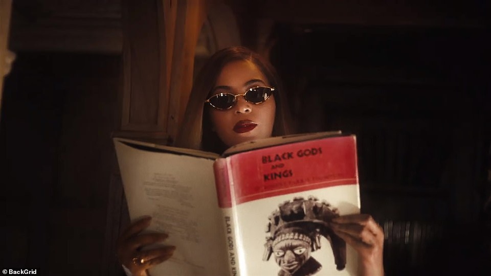 Beyonce gây sốt với hình ảnh đẹp “mãn nhãn” trong album visual mới - 7 Beyonce gây sốt với hình ảnh đẹp “mãn nhãn” trong album visual mới - 7
