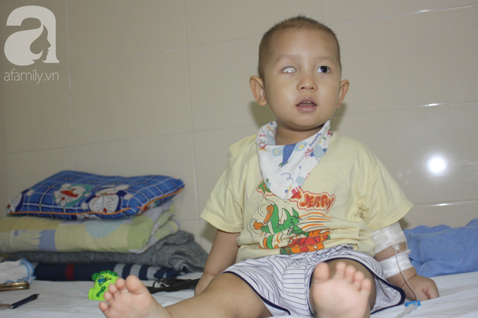 Bố bỏ rơi, người mẹ ôm con trai 18 tháng tuổi bị ung thư võng mạc đi tìm ánh sáng - Ảnh 8. Bố bỏ rơi, người mẹ ôm con trai 18 tháng tuổi bị ung thư võng mạc đi tìm ánh sáng - Ảnh 8.