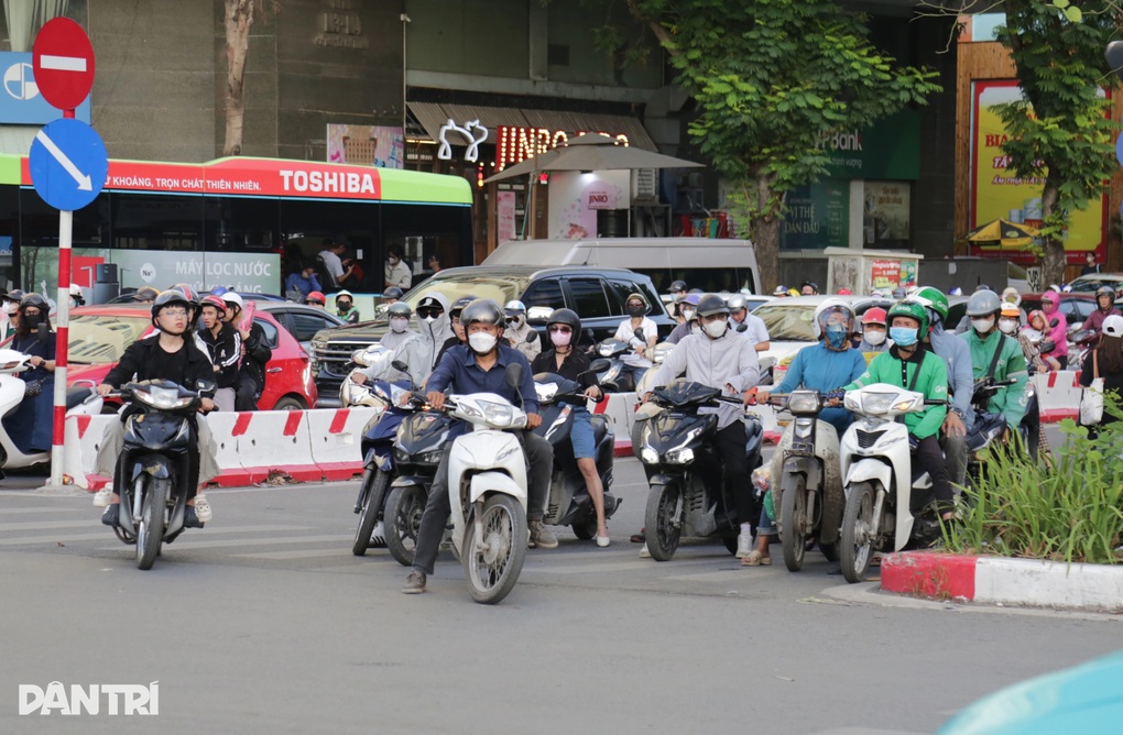 Hàng loạt tài xế xe máy đi ngược chiều ở Hà Nội dính án phạt - 1 Hàng loạt tài xế xe máy đi ngược chiều ở Hà Nội dính án phạt - 1