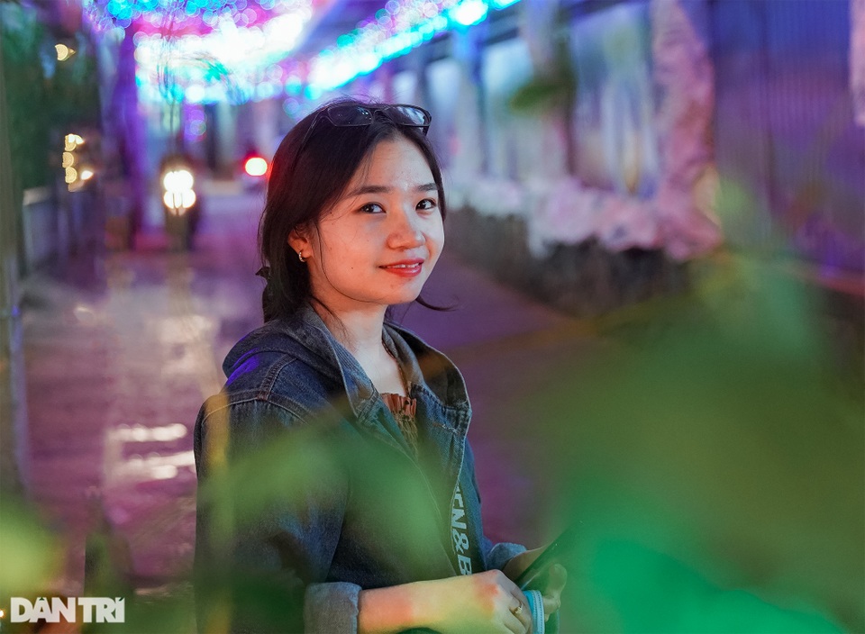 Những con hẻm lung linh ánh đèn đón mùa Noel khác biệt - 15 Những con hẻm lung linh ánh đèn đón mùa Noel khác biệt - 15