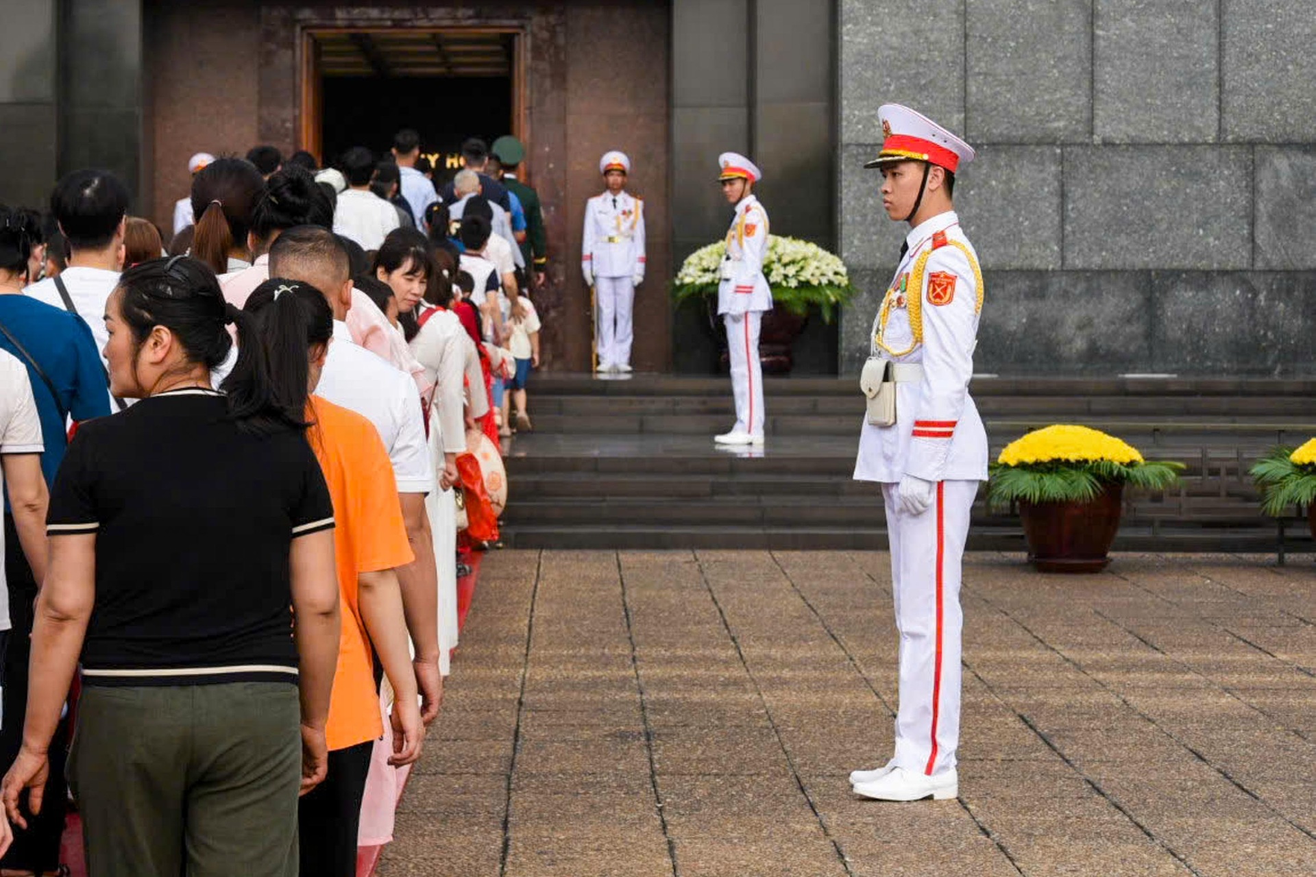 Người dân xếp hàng vào Lăng viếng Chủ tịch Hồ Chí Minh ngày 30/4 - 14 Người dân xếp hàng vào Lăng viếng Chủ tịch Hồ Chí Minh ngày 30/4 - 14