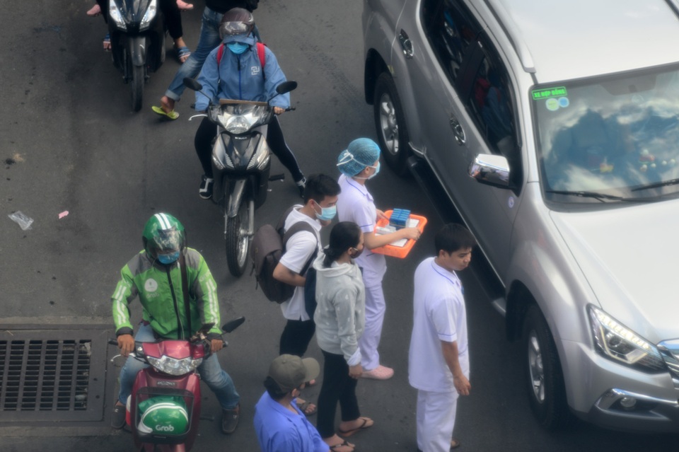 Cầu bộ hành lắp thang máy.jpg Cầu bộ hành lắp thang máy.jpg