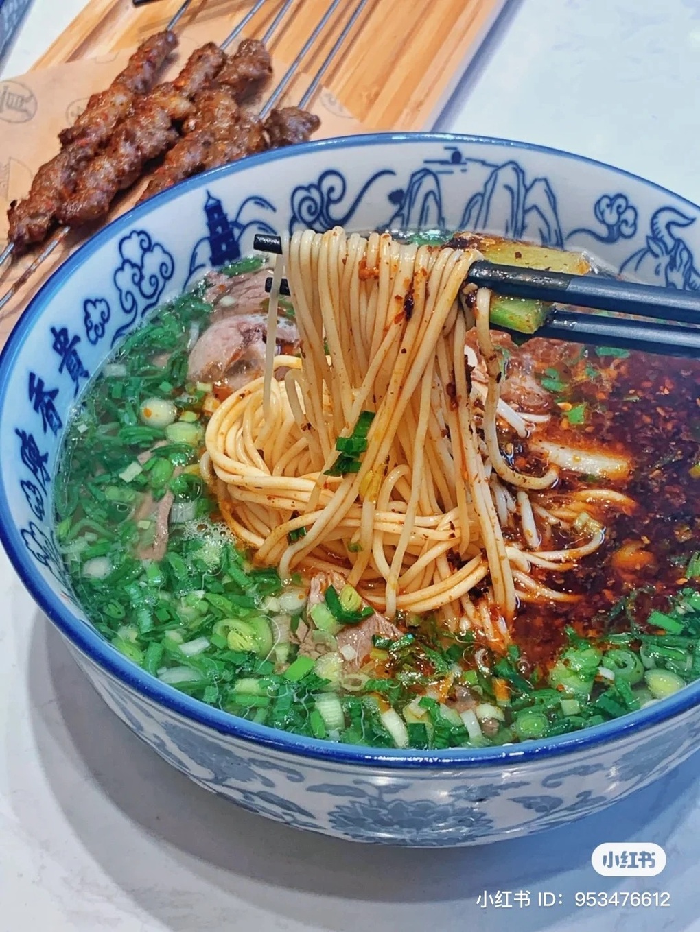 Đầu bếp hất mạnh nước dùng lên trần nhà rồi hứng bằng bát để làm món mì bò - 2 Đầu bếp hất mạnh nước dùng lên trần nhà rồi hứng bằng bát để làm món mì bò - 2