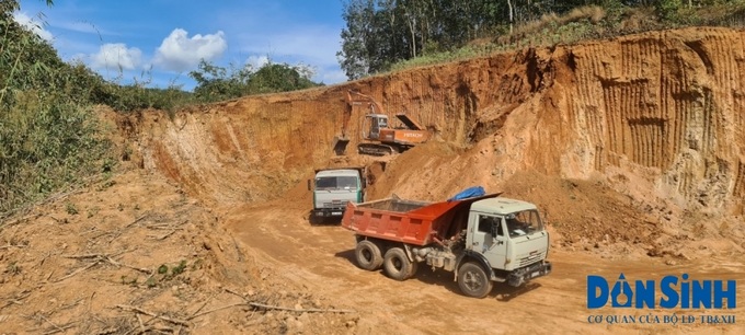 Quả đồi đã, đang bị “đất tặc” đục khoét sâu hoắm ước tính hàng ngàn m3 đất đã được vận chuyển đi san lấp