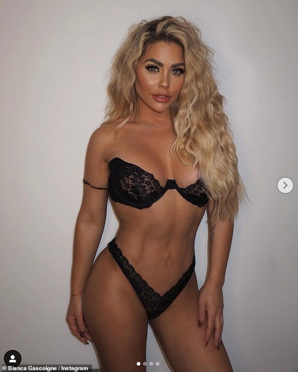Bianca Gascoigne tiết lộ bị rách túi ngực sau phẫu thuật - 4 Bianca Gascoigne tiết lộ bị rách túi ngực sau phẫu thuật - 4
