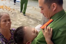 Giải cứu bé trai 5 tuổi bị đối tượng tâm thần kề dao vào cổ, khống chế