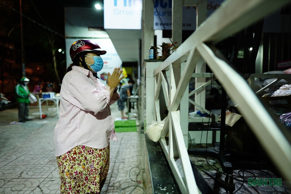 Nửa đêm hối hả đi góp gạo cho cây ATM gạo của người nghèo - 3 Nửa đêm hối hả đi góp gạo cho cây ATM gạo của người nghèo - 3