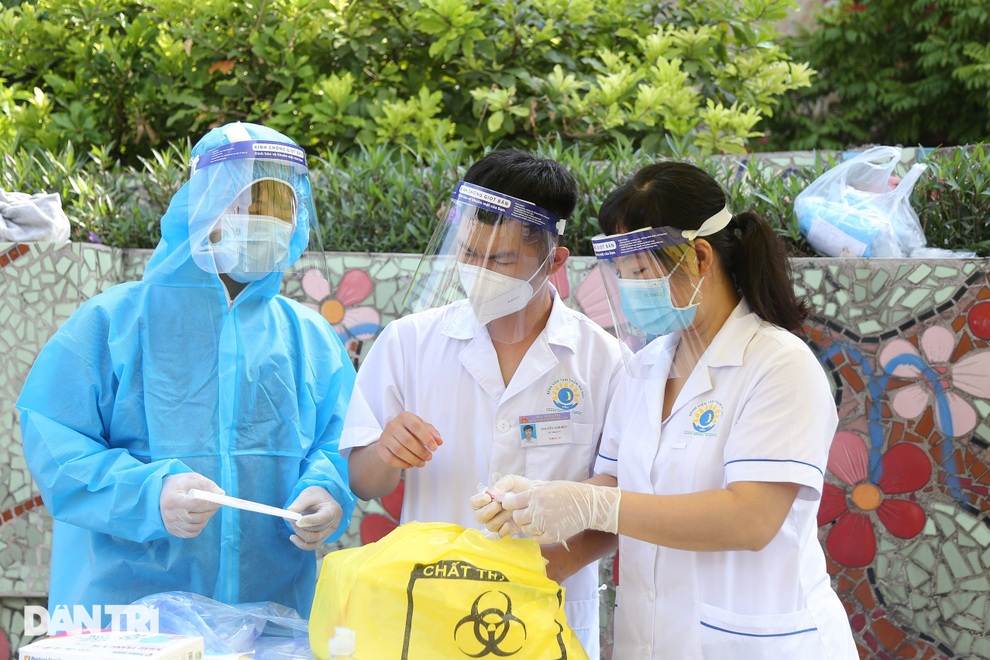 Hà Nội: Ngày đầu triển khai 39 chốt kiểm soát liên ngành tại vùng đỏ - 10 Hà Nội: Ngày đầu triển khai 39 chốt kiểm soát liên ngành tại vùng đỏ - 10