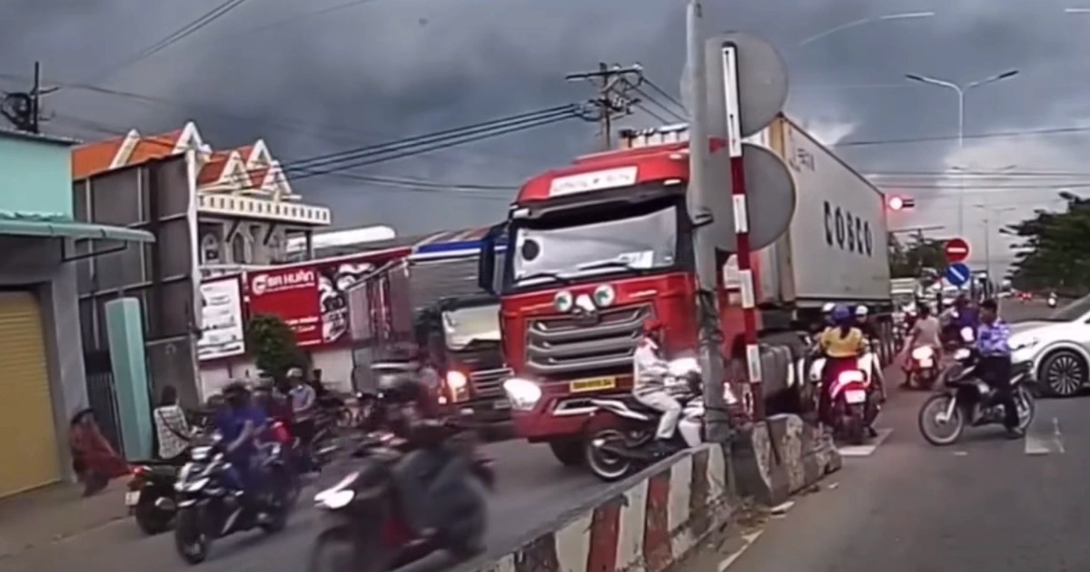 Người đàn ông đi xe máy liều mạng luồn lách cắt ngang đầu xe container