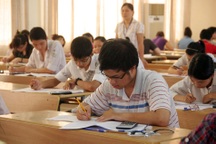 Thứ trưởng Bộ GD-ĐT: “Điểm sàn ĐH 2011 không thấp hơn mọi năm”