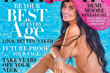 "Sao" phim "Oan hồn" khoe thân táo bạo ở tuổi 57