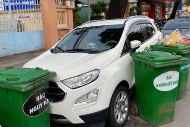 Đỗ xe bị xịt sơn, dán giấy: Từ văn hóa tiện đến sự bất cập trong quy hoạch