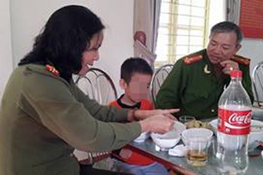 Hy hữu: Bố đưa con đi học, bỏ quên tại cây xăng