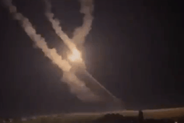 Video lá chắn phòng không Nga nghi phóng "xịt", tên lửa rơi ngược trở lại