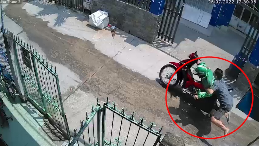 TPHCM: Người dân vật lộn, khống chế kẻ trộm xe máy trong hẻm - 1 TPHCM: Người dân vật lộn, khống chế kẻ trộm xe máy trong hẻm - 1