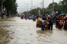 Đường ngập nặng, hàng trăm phương tiện "chôn chân" ở cửa ngõ Nha Trang