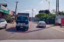 Nhận tin báo qua điện thoại trưởng phòng, CSGT Hà Nội phạt 2 tài xế chạy ẩu