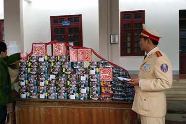 Đang giao dịch hơn 90kg pháo thì bị bắt