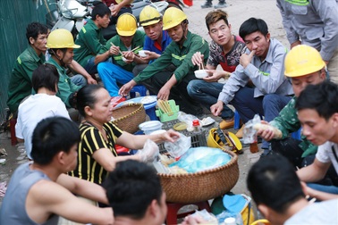 Bữa sáng của công nhân xây dựng