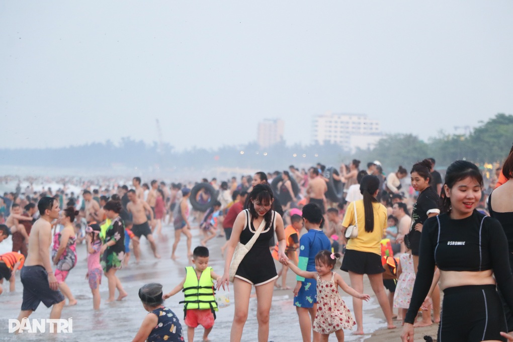 Lý do khiến Cửa Lò bội thu, đón lượng khách khủng trong 5 ngày nghỉ lễ - 1 Lý do khiến Cửa Lò bội thu, đón lượng khách khủng trong 5 ngày nghỉ lễ - 1
